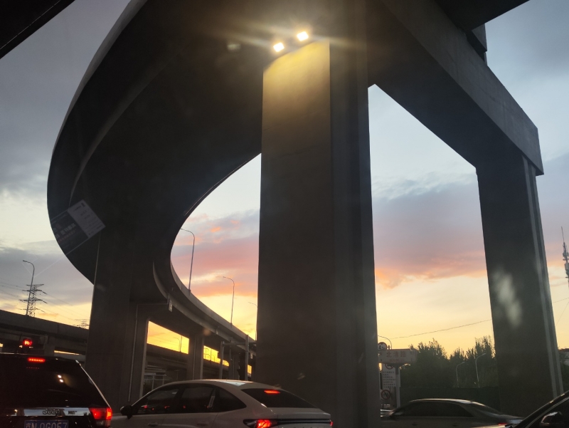 照片帖(2376)坐車(chē)隨拍:橋逢中的晚霞！